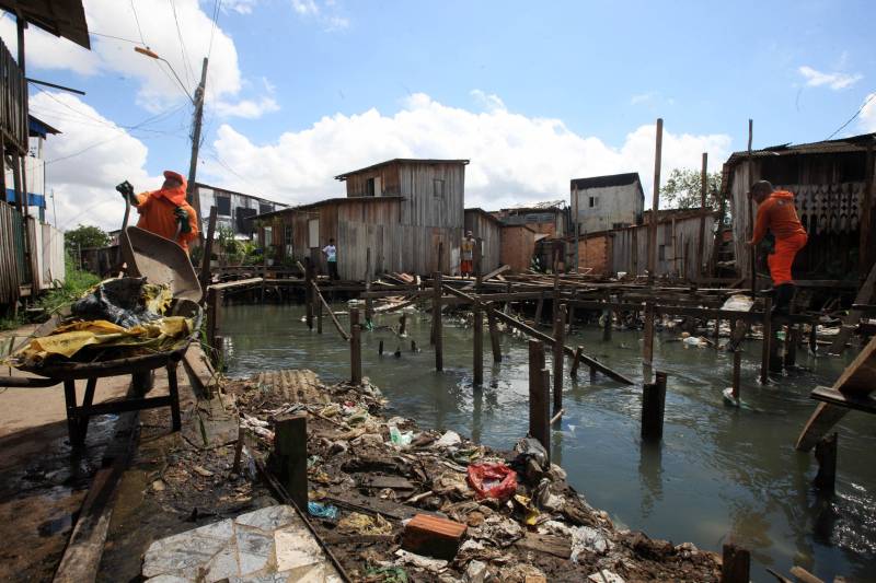 Mais de 130 benfeitorias que foram construídas de maneira irregular sobre o canal do Tucunduba foram retiradas para dar início às obras da segunda etapa do projeto de saneamento integrado da bacia do Tucunduba, que vai beneficiar 250 mil moradores dos bairros de Canudos, Guamá, Terra Firme e Marco.
FOTO: RODOLFO OLIVEIRA / AG. PARÁ
DATA: 16.05.2018
BELÉM - PARÁ <div class='credito_fotos'>Foto: Rodolfo Oliveira/Ag. Pará | <a href='/midias/2018/originais/bf160038-1ffa-4445-9f79-4ba090d04e5c.jpg' download><i class='fa-solid fa-download'></i> Download</a></div>