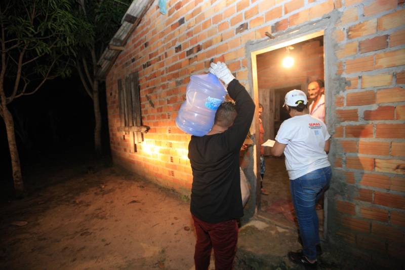 Moradores das comunidades de Bom Futuro, Vila Nova e Bujaruba, em Barcarena, já receberam os primeiros garrafões de água potável. A entrega foi feita pela Defesa Civil do Estado, em parceria com a prefeitura da cidade no fim da tarde desta sexta-feira, 23. A distribuição de água potável aos moradores é uma das medidas emergenciais determinadas pelo Grupo de Trabalho do Governo do Estado à mineradora Hydro Alunorte. Composto por vários órgãos do Estado para atuação conjunta e integrada, o grupo tem como foco principal a saúde das pessoas das comunidades próximas do local e do meio ambiente, realizando ações imediatas e monitoramento permanente, além de solicitar a tomada de medidas preventivas, por conta do alto volume de chuvas nesse período.
FOTO: MÁCIO FERREIRA/AG. PARÁ
DATA: 23.02.2018
BARCARENA - PARÁ <div class='credito_fotos'>Foto: MÁCIO FERREIRA/ AG. PARÁ | <a href='/midias/2018/originais/bf1ba361-d4f3-45b4-a7a9-1a1486a89f25.jpg' download><i class='fa-solid fa-download'></i> Download</a></div>