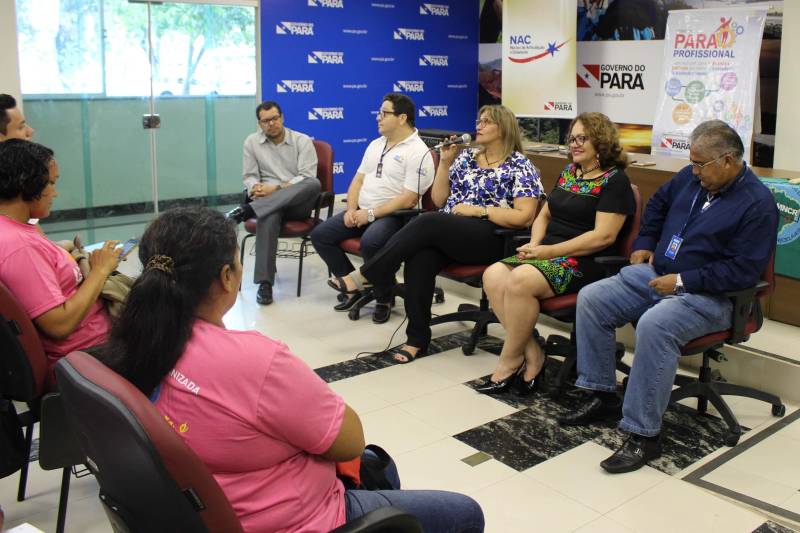 Alunos do curso de “Técnicas de gestão de resíduos sólidos” e de “Boas práticas higiênico sanitárias dos alimentos” foram certificados pelo Programa Pará Profissional. Ao todo, 32 concluintes estiveram presentes na cerimônia, que ocorreu no auditório da Casa Civil, na quinta-feira (28). O Programa Pará Profissional é um dos instrumentos utilizados no combate à desigualdade inter-regional no Estado, por meio da qualificação profissional da mão de obra local. Coordenado pela Secretaria de Estado de Ciência, Tecnologia e Educação Profissional e Tecnológica (Sectet), o programa é amparado pela Lei 8.427, de 16 de novembro de 2016. As ofertas de cursos são feitas de acordo com as demandas vindas dos setores produtivos de cada região do estado, mediante oficinas, reuniões e solicitações diretas das prefeituras.
FOTO: ERIKA TORRES / ASCOM NAC
DATA: 01.03.2018
BELÉM - PARÁ <div class='credito_fotos'>Foto: ERIKA TORRES / ASCOM NAC | <a href='/midias/2018/originais/bf2654cc-7587-4736-b259-c80950521964.jpg' download><i class='fa-solid fa-download'></i> Download</a></div>