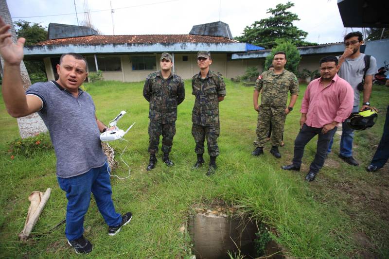 A Polícia Militar iniciou na manhã desta quarta-feira, 16, na sede do Comando Geral, em Icoaraci, o processo de habilitação ao 1º Curso de Operador de Aeronaves Remotamente Pilotadas (RPA - Remotely Piloted Aircraft), conhecidos popularmente como drones (foto), oferecido pela PM do Pará. Vinte candidatos participaram das avaliações psicológica e técnica. Na quinta-feira, 17, a previsão é de que os 23 inscritos sejam submetidos aos testes de aptidão. O resultado final das avaliações será divulgado até a próxima sexta-feira, 18. Os habilitados estarão credenciados a participar do curso previsto para o período de 21 a 25 deste mês. Na programação de hoje foram formados dois grupos, avaliados pela equipe do Centro Integrado de Psicologia e Assistência Social (Cipas). Em seguida os candidatos foram à parte prática, coordenado operacionalmente pelo cabo Antônio Donato, da Assessoria de Comunicação da PM.
FOTO: MÁCIO FERREIRA / AG. PARÁ
DATA: 16.05.2018
BELÉM - PARÁ <div class='credito_fotos'>Foto: MÁCIO FERREIRA/ AG. PARÁ | <a href='/midias/2018/originais/bf26f308-65f8-455c-84fb-7f3cda605c8f.jpg' download><i class='fa-solid fa-download'></i> Download</a></div>