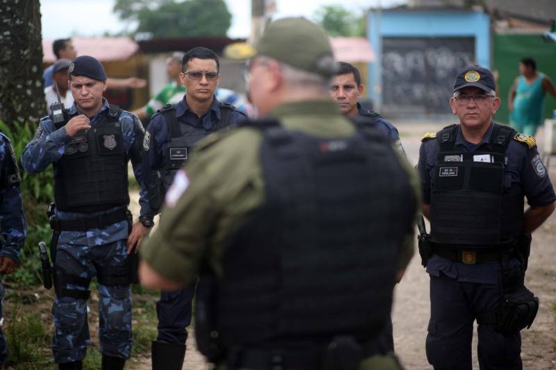 A Polícia Militar do Estado iniciou nesta segunda-feira, 30, a operação Sáfara 3, de combate à criminalidade na Grande Belém. Duas áreas de grande incidência criminal Guamá e Tapanã, foram priorizadas nesse primeiro dia de operação. A partir do bairro do Guamá, os policiais percorreram áreas dos bairros da Terra Firme e Jurunas. A partir do Tapanã, foram atendidas áreas da Pratinha, Bengui e Parque Verde. A escolha dos locais teve por base ocorrências criminais monitoradas pela inteligência da Polícia Militar. Só nos bairros do Bengui e Cabanagem, no mês de abril, foram contabilizados onze homicídios.
FOTO: THIAGO GOMES / AG. PARÁ
DATA: 30.04.2018
BELÉM - PARÁ <div class='credito_fotos'>Foto: Thiago Gomes /Ag. Pará | <a href='/midias/2018/originais/bf350a5e-ccf5-4605-b9f7-5b721f584998.jpg' download><i class='fa-solid fa-download'></i> Download</a></div>