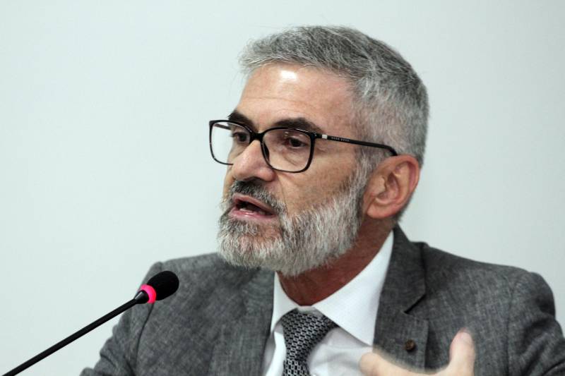 O Parque de Ciência e Tecnologia Guamá (PCT Guamá), em Belém, ganhou um novo prédio para solidificação das ações de incremento ao desenvolvimento socioeconômico do Estado, o Espaço Empreendedor. A cerimônia de inauguração, na quarta-feira (07), foi conduzida pelo governador Simão Jatene e o titular da Secretaria de Estado de Ciência, Tecnologia e Educação Profissional e Tecnológica (Sectet), Alex Fiúza de Mello. Na foto, o pesquisador Israel Ferfeman, da Universidade de São Paulo (USP).
FOTO: CRISTINO MARTINS / AG. PARÁ
DATA: 07.03.2018
BELÉM - PARÁ <div class='credito_fotos'>Foto: Cristino Martins/Ag. Pará | <a href='/midias/2018/originais/bf3ae593-3b13-4670-9522-b2d58eeadf31.jpg' download><i class='fa-solid fa-download'></i> Download</a></div>