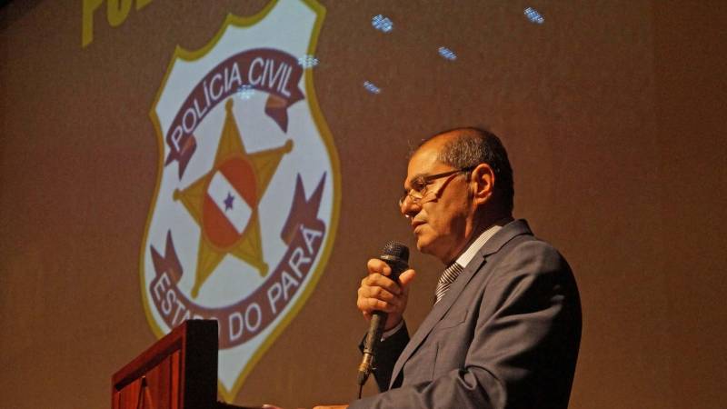 A Polícia Civil condecorou em solenidade no Teatro Maria Sylvia Nunes da Estação das Docas, em Belém, na noite desta quinta-feira (17), mais de 130 pessoas, entre policiais civis e militares, representantes das Forças Armadas, servidores do Estado e do Governo Federal, dirigentes de associações comunitárias e profissionais liberais. O evento contou com a presença do secretário de Segurança Pública e Defesa Social, Luiz Fernandes Rocha (foto), representante do governador Simão Jatene, e foi presidida pelo delegado-geral Claudio Galeno. O chefe da Polícia Civil fez um retrospecto, dos avanços conquistados nos últimos anos, pela instituição policial. Entre eles, a renovação de um terço do quadro de policiais civis em todo Estado, com incremento de mais de mil novos policiais civis entre os anos de 2011 e 2018. "Foram 23 novos policiais em 2011; 386 em 2014 e em 2018 mais 623, totalizando 1.032 novos policiais civis", detalhou. Atualmente, a Polícia Civil conta com mais de 3,4 mil policiais civis nos 144 municípios paraenses. Graças ao protagonismo do governador Simão Jatene, a Polícia Civil realizou dois concursos públicos em menos de quatro anos, um feito histórico na instituição policial e inédito em todo Brasil. 

FOTO: ASCOM / POLÍCIA CIVIL
DATA: 18.05.2018
BELÉM - PARÁ <div class='credito_fotos'>Foto: Ascom / Polícia Civil   |   <a href='/midias/2018/originais/bf3fbac8-ff7f-44ac-b6e1-92ef9f89a796.jpg' download><i class='fa-solid fa-download'></i> Download</a></div>