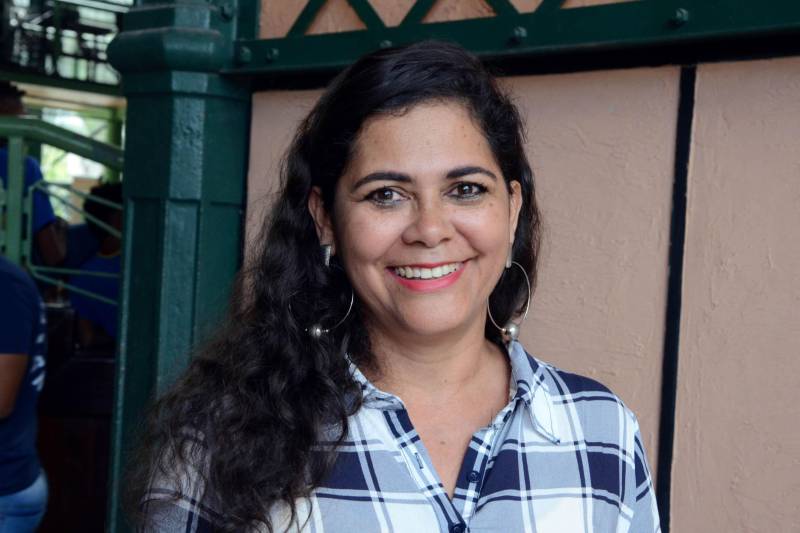 Um encontro de adolescentes, promovido pelo Comitê Estadual de Enfrentamento à Violência Sexual contra Crianças e Adolescentes do Pará, reuniu, nesta sexta-feira (13), no Teatro Gasômetro, em Belém, técnicos de vários órgãos públicos e representantes do Poder Judiciário, Ministério Público e de entidades civis que atuam no combate à violência sexual contra menores. A Secretaria de Estado de Educação (Seduc), membro do Comitê, participou do encontro, que contou com a presença de 300 pessoas. Um dos objetivos é a revisão do Plano Estadual de Enfrentamento à Violência Sexual Contra Crianças e Adolescentes. A iniciativa serviu também para incentivar o protagonismo infanto-juvenil na prevenção e combate a essa prática criminosa que caracteriza o abuso sexual como crime contra vulnerável, previsto no artigo 217-a do Código Penal (pena de 8 a 15 anos de prisão). Na foto, a diretora da Escola Estadual Hilda Vieira, Geovânia Paiva.

FOTO: ELISEU DIAS / ASCOM SEDUC
DATA: 13.04.2018
BELÉM - PARÁ <div class='credito_fotos'>Foto: Eliseu Dias / Ascom Seduc   |   <a href='/midias/2018/originais/bf473813-b145-46ba-8fe5-3caaf15cde1c.jpg' download><i class='fa-solid fa-download'></i> Download</a></div>