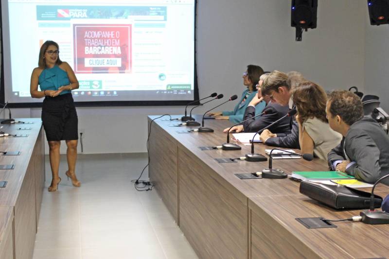 Para estreitar as relações entre o Brasil e a Bélgica, o embaixador belga Dirck Loncke está no Pará e, na manhã desta quarta-feira (25), conheceu o Centro de Monitoramento Ambiental (Cimam) da Secretaria de Estado de Meio Ambiente e Sustentabilidade (Semas) do Estado do Pará. O embaixador veio acompanhado pelos adidos de Economia e Comércio das regiões de Flandres, Yves Lapère, Stefano Di Lusignano e André Villers. Além deles, o ministro conselheiro Hendrik Roggen, a conselheira da região de Valã, Maria Laura Maron-Pot e a coordenadora de Relações Internacionais do Governo do Pará, Larissa Chermont. Durante a visita, na sala de reuniões do Cimam, técnicos apresentaram o funcionamento do sistema de alerta do desmatamento. O diretor de Tecnologia da Informação, Cássio Rodrigues esclareceu detalhadamente a Agenda Verde do site da secretaria. Já a diretora de gestão florestal, Gabriela Rodrigues (e) expôs e explicou o funcionamento das guias florestais e o gerente de monitoramento ambiental, Rodolfo Gadelha elucidou a Lista do Desmatamento Ilegal (LDI) do Estado do Pará.
FOTO: ASCOM / SEMAS
DATA: 25.04.2018
BELÉM - PARÁ <div class='credito_fotos'>Foto: ASCOM SEMAS | <a href='/midias/2018/originais/bf48c18d-9975-4785-90ed-a359870908ac.jpg' download><i class='fa-solid fa-download'></i> Download</a></div>