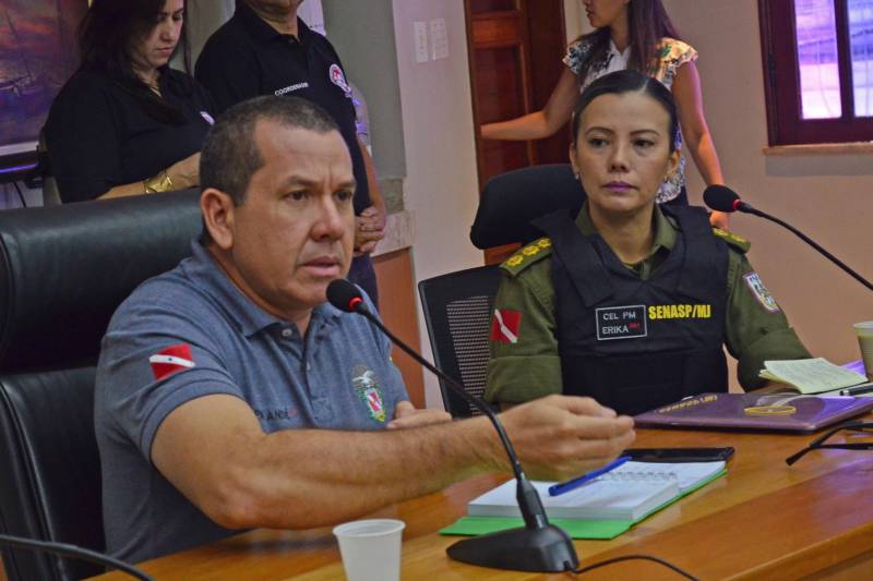 Para garantir a tranquilidade, a frequência e o deslocamento seguro de quem pretende aproveitar o mês de julho em Outeiro, Mosqueiro, Marudá, Bragança e Salinópolis, a Secretaria de Estado de Segurança Pública e Defesa Social (Segup) reuniu, na manhã desta terça-feira (12), gestores estaduais e empresários da área do entretenimento para traçar um plano de ações preventivas e através dele oferecer mais segurança a veranistas. Para o secretário de Segurança Pública, Luiz Fernandes, o trabalho será integrado para que todas as equipes de atuação possam dar apoio aos municípios com maior concentração de veranistas. “Realizaremos um trabalho integrado e estaremos atentos 24 horas por dia para oferecer segurança à população”, garantiu o secretário. Na foto, o Secretário adjunto de Gestão Operacional, o coronel André Cunha.

FOTO: ELIELSON MODESTO / ASCOM SEGUP
DATA: 12.06.2018
BELÉM - PARÁ <div class='credito_fotos'>Foto: Elielson Modesto / Ascom Segup   |   <a href='/midias/2018/originais/bf4907ec-fe40-4d7b-af48-a1e9566df24d.jpg' download><i class='fa-solid fa-download'></i> Download</a></div>