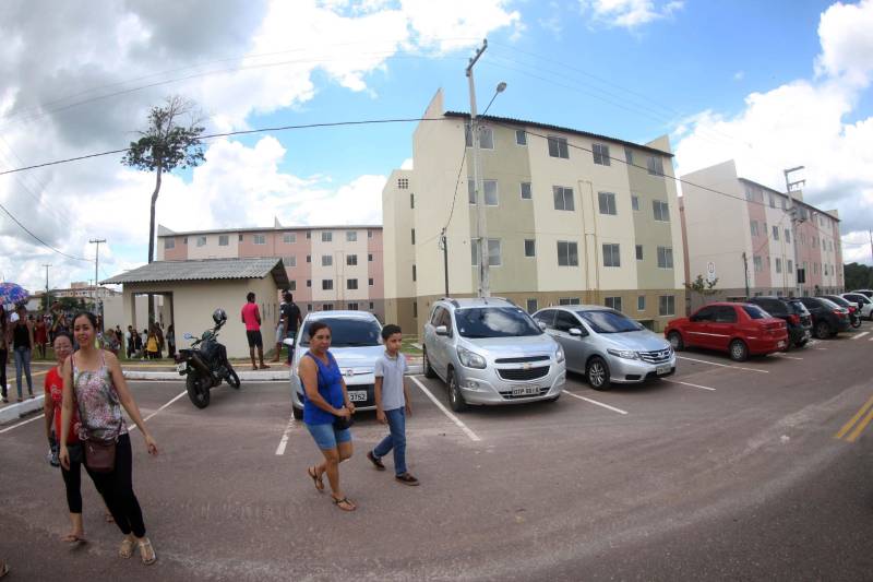O governo do Pará, por meio da Companhia de Habitação do Pará (Cohab) entregou, neste sábado (24), as chaves dos 4 mil apartamentos do Residencial Viver Melhor Marituba. O local passa a ser, agora, a moradia de mais de 15 mil pessoas que aguardavam pelo empreendimento. Desde o início da manhã, servidores da Cohab estavam a postos, na quadra de esportes do Residencial, organizando a entrega das chaves dos apartamentos. A Companhia de Saneamento do Pará (Cosanpa) também atendia os novos moradores, que já podiam realizar o cadastro de suas unidades de consumo para ligação do fornecimento de água.
FOTO: THIAGO GOMES / AG PARÁ
DATA: 24.02.2018
MARITUBA - PARÁ <div class='credito_fotos'>Foto: Thiago Gomes /Ag. Pará | <a href='/midias/2018/originais/bf49bfe9-ee8e-40af-aa95-db35d59c459c.jpg' download><i class='fa-solid fa-download'></i> Download</a></div>