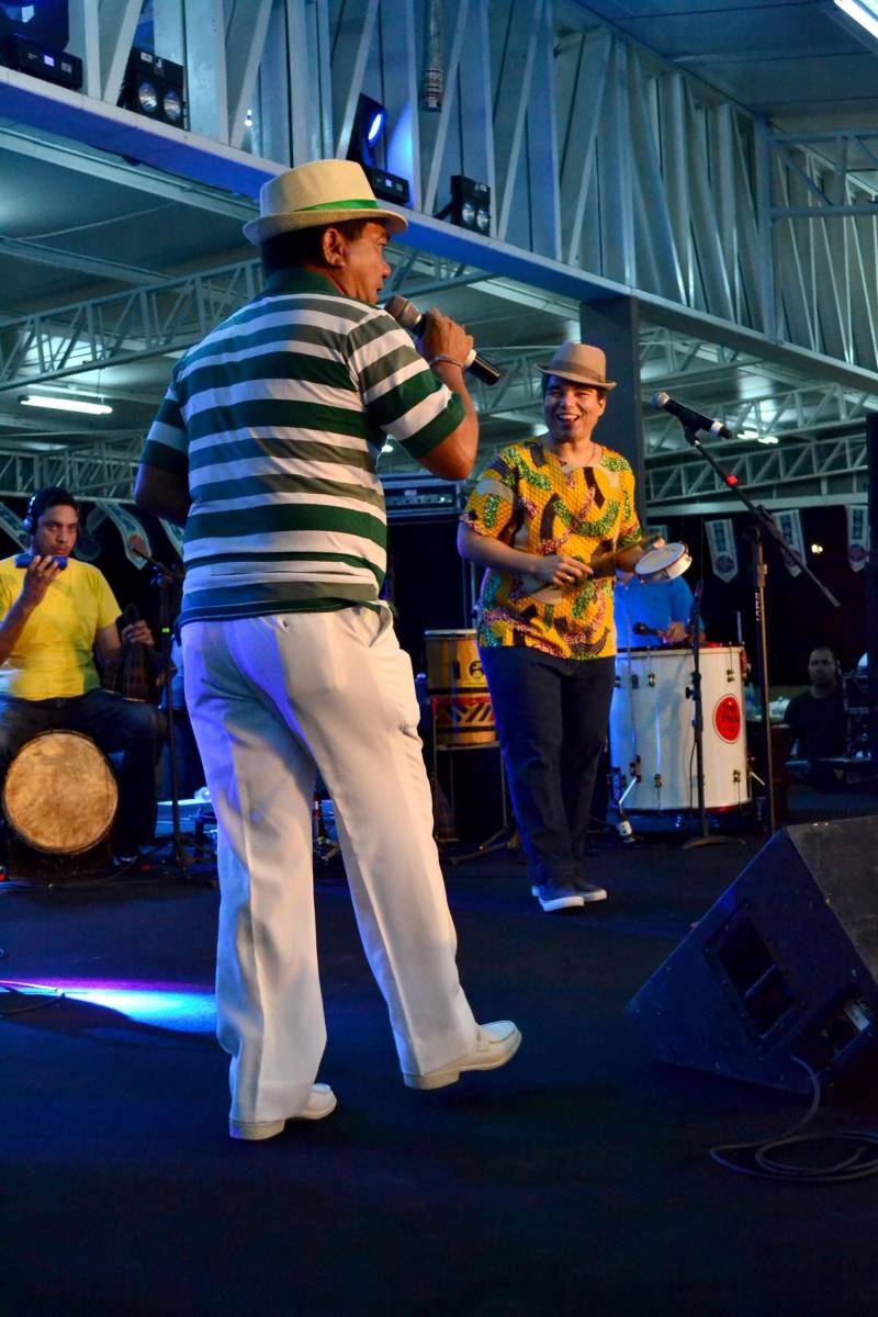 A segunda edição da Feira Livre de Arte e Cultura promovida pela Fundação Cultural do Pará (FCP) será nos dias 9 e 10 de março, no Centur, a partir das 17h. A programação inclui apresentações musicais, teatrais, espaços para comercialização de produtos autorais, dos mais variados estilos, além de literatura, gastronomia, artesanato, design e moda. Entre os shows musicais da Feira estão: Gaby Amarantos, Luê, Baile da Saudade, Baile do Mestre Cupijó, além de uma homenagem ao Mestre Vieira, falecido em fevereiro. Haverá também uma apresentação do grupo Palhaços Trovadores. Além de um espaço para lazer, o evento tem como objetivo promover novos empreendedores locais, marcas, produtos e incentivar a criatividade.
FOTO: ASCOM / FCP
DATA: 01.03.2018
BELÉM - PARÁ <div class='credito_fotos'>Foto: ASCOM FCP | <a href='/midias/2018/originais/bf4e0e38-9ddd-458e-b584-cf1b6c421a42.jpg' download><i class='fa-solid fa-download'></i> Download</a></div>
