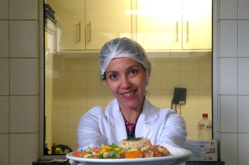 A cozinha do Hospital Jean Bitar (HJB), em Belém, conquistou o selo Green Kitchen, que reconhece o constante aprimoramento do seu padrão de qualidade em benefício de seus usuários, na sua região e seu ambiente social, baseado na alimentação saudável servida aos colaboradores, usuários e acompanhantes; ambientação natural e sustentabilidade. De acordo com a responsável pelo Serviço de Nutrição de Dietética (SND), a nutricionista Natália Faria (foto), todos os temperos utilizados nos alimentos do hospital são 100% naturais. 

FOTO: ASCOM HJB
DATA: 26.05.2018
BELÉM - PARÁ <div class='credito_fotos'>Foto: ASCOM HJB   |   <a href='/midias/2018/originais/bf5076a7-659e-4769-96bc-1e66b6398c03.jpg' download><i class='fa-solid fa-download'></i> Download</a></div>