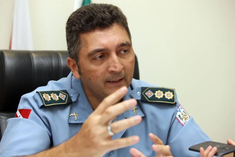 A Polícia Militar do Pará (PMPA) está substituindo 400 policiais da ativa que estão em trabalho interno e administrativo por policiais da reserva. “Vejo de forma positiva essa substituição porque dá aos militares a possibilidade de voltarem à ativa, e ainda terem um complemento financeiro”, pontuou o tenente coronel Paulo Carneiro (foto), comandante do Batalhão de Guarda da PM.
FOTO: SIDNEY OLIVEIRA / AG. PARÁ
DATA: 16.05.2018
BELÉM - PARÁ <div class='credito_fotos'>Foto: Sidney Oliveira/Ag. Pará | <a href='/midias/2018/originais/bf514cd5-6cea-4560-ae2b-d225e7aba620.jpg' download><i class='fa-solid fa-download'></i> Download</a></div>