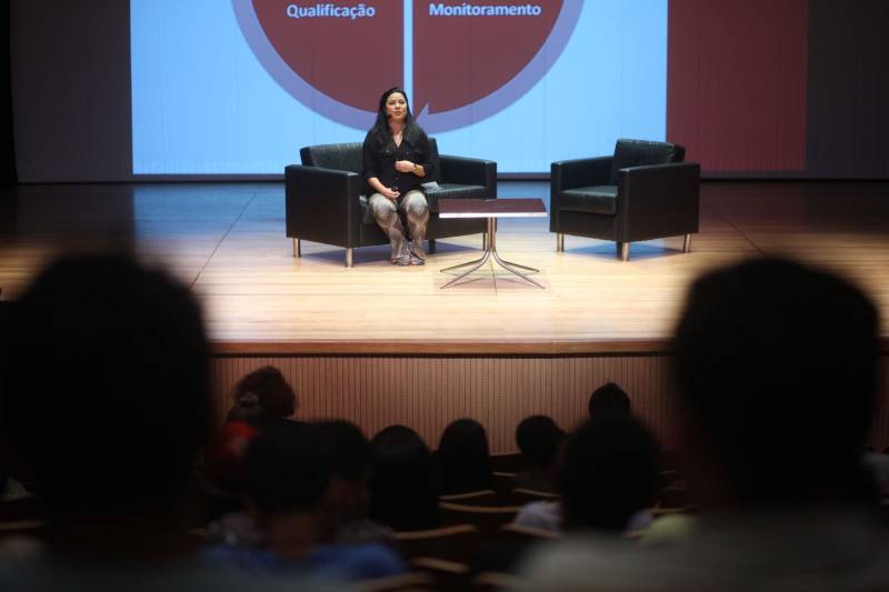 Todas as pessoas que deixaram o teatro onde acontece o Publicom Belém 2018 saíram animadas com o primeiro dia de evento, que encerrou às 20h desta segunda-feira (11). Ter a oportunidade de conhecer mais sobre temas atuais, conhecer de perto profissionais de sucesso da área de comunicação e trocar experiências com estudantes e outros profissionais da área foram os benefícios mais citados por quem participou do evento, que já acontece desde 2013. Na foto, palestra da jornalista Luciana Abade.
FOTO: THIAGO GOMES / AG. PARÁ
DATA: 11.06.2018
BELÉM - PARÁ <div class='credito_fotos'>Foto: Thiago Gomes /Ag. Pará | <a href='/midias/2018/originais/bf55d83d-948c-49d7-9914-afaccb5a7e26.jpg' download><i class='fa-solid fa-download'></i> Download</a></div>