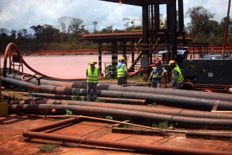 Iniciou neste sábado, 24, o prazo que o Governo do Estado deu para que a empresa de alumínio Hydro Alunorte adote procedimentos e mecanismos seguros ambientalmente, a fim de que as bacias de resíduos da empresa baixem os níveis em pelo menos um metro – o que é definido tecnicamente como padrão de segurança com comprovação permanente da redução e manutenção dos níveis. Uma equipe de fiscalização da Secretaria de Estado de Meio Ambiente e Sustentabilidade (Semas) está no município para fazer o monitoramento dos níveis das bacias do sistema de tratamento dos rejeitos da Bauxita. "Vamos montar equipes para, de duas em duas horas, avaliar o nível das bacias. Em caso de chuva o monitoramento será feito de uma em uma hora", explicou Rejiane Santos, geóloga da Diretoria de Licenciamento Ambiental da Semas.
FOTO: IGOR BRANDÃO / AG PARÁ
DATA: 24.02.2018
BELÉM - PARÁ <div class='credito_fotos'>Foto: IGOR BRANDÃO / AG. PARÁ | <a href='/midias/2018/originais/bf57dcf8-e845-413b-9dcd-e79dada965b9.jpg' download><i class='fa-solid fa-download'></i> Download</a></div>