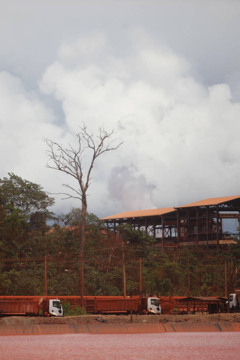 Por conta do não cumprimento do prazo de 48 horas dado pelo Governo do Estado para que a Hydro (foto) reduzisse os níveis das bacias de resíduos ao nível de pelo menos um metro, a Secretaria de Meio Ambiente e Sustentabilidade (Semas) notifica a empresa, na manhã desta terça-feira (27), com a determinação de que reduza a produção da refinaria em 50%. A Semas também triplicará a multa definida anteriormente, cumprindo a legislação ambiental em vigor, chegando a cerca de R$ 1 milhão por dia de descumprimento (300 mil Unidades de Padrão Fiscal). A empresa informou formalmente que reduziu os índices, mas não integralmente no total determinado de um metro. A determinação de redução emitida pela Semas reforça ainda que devem ser mantidos e ampliados os esforços para tratamento dos efluentes e de redução dos níveis das bacias. As equipes da Semas permanecem em campo 24 horas, trabalhando em conjunto com a Defesa Civil e outros órgãos, monitorando a situação.
FOTO: IGOR BRANDÃO / AG. PARÁ
DATA: 24.02.2018
BARCARENA - PARÁ <div class='credito_fotos'>Foto: IGOR BRANDÃO / AG. PARÁ | <a href='/midias/2018/originais/bf59a2f5-d1bf-486b-9569-2f1541c06e9d.jpg' download><i class='fa-solid fa-download'></i> Download</a></div>