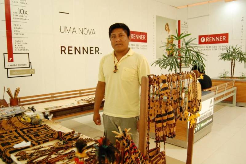 Indígenas da etnia Wai Wai começaram nesta sexta-feira (07) uma exposição de produtos típicos do artesanato local. Os produtos estão sendo expostos no Rio Tapajós Shopping, localizado na Rodovia Fernando Guilhon (PA-453), em Santarém. A exposição conta com apoio logístico do Centro de Governo do Baixo Amazonas. Os Wai Wai habitam a terra indígena Trombetas-Mapuera, localizada no município de Oriximiná, na margem esquerda do rio Amazonas, no oeste paraense. Historicamente é um povo com atividades alternadas entre a época seca e a época chuvosa, com práticas de auto sustentável na agricultura, caça, pesca e coleta de produtos florestais, dentre estes a Castanha do Pará e a semente de Morototó (Didymopanax morototoni), principais matérias primas que servem para a fabricação de produtos do artesanato. Na foto, o artesão Walter Wai Wai.

FOTO: SAMUEL ALVARENGA / ASCOM CRGBA
DATA: 07.12.2018
SANTARÉM - PARÁ <div class='credito_fotos'>Foto: SAMUEL ALVARENGA / ASCOM CRGBA   |   <a href='/midias/2018/originais/bf5eab90-7753-4302-a632-0eb15643c3e9.jpg' download><i class='fa-solid fa-download'></i> Download</a></div>