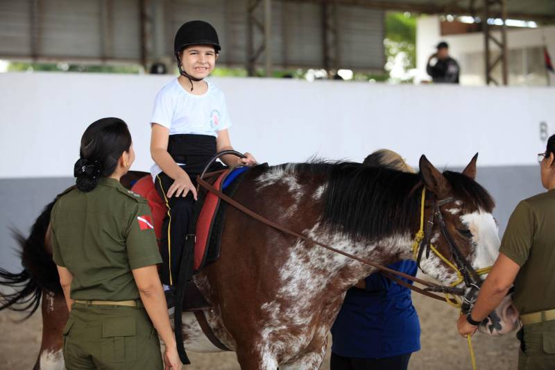 “Quando recebi a indicação de terapeutas e médicos de que meu filho autista deveria fazer equoterapia, não imaginava que conquistaríamos resultados tão maravilhosos, que ele começaria a interagir, perder o medo dos animais, melhorar a postura e ter mais autonomia”. O depoimento emocionado é de Isabel Melo, mãe de João Vitor, de 10 anos (foto), paciente do Programa de Equoterapia, realizado pela Polícia Militar do Pará.
FOTO: MÁCIO FERREIRA / AG. PARÁ
DATA: 02.04.2018
BELÉM - PARÁ <div class='credito_fotos'>Foto: MÁCIO FERREIRA/ AG. PARÁ | <a href='/midias/2018/originais/bf68a1a8-a666-43b5-af08-558531585367.jpg' download><i class='fa-solid fa-download'></i> Download</a></div>