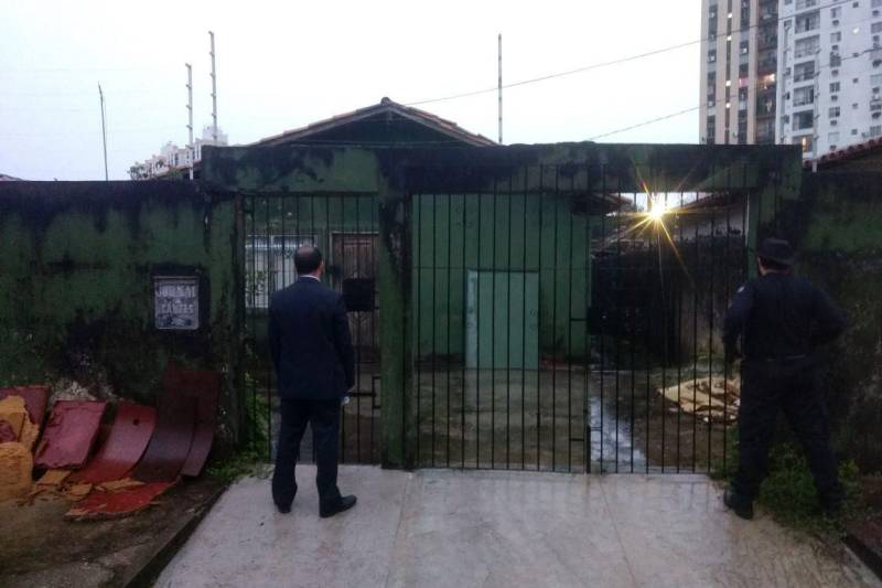 A Polícia Civil do Pará deflagrou, nas primeiras horas da manhã desta quinta-feira (15), a operação policial "Tabebuia" para dar cumprimento a seis mandados judiciais - três mandados de busca e apreensão, dois de prisão preventiva e um de condução coercitiva - nos municípios de Pau D'Arco e Marabá, no sudeste paraense, e em Ananindeua (foto), na região metropolitana de Belém.
FOTO: ASCOM POLÍCIA CIVIL
DATA: 15.03.2018
ANANINDEUA - PARÁ <div class='credito_fotos'>Foto: Ascom Polícia Civil | <a href='/midias/2018/originais/bf6c1169-b6cb-43bb-bcbf-13cda7b6218c.jpg' download><i class='fa-solid fa-download'></i> Download</a></div>