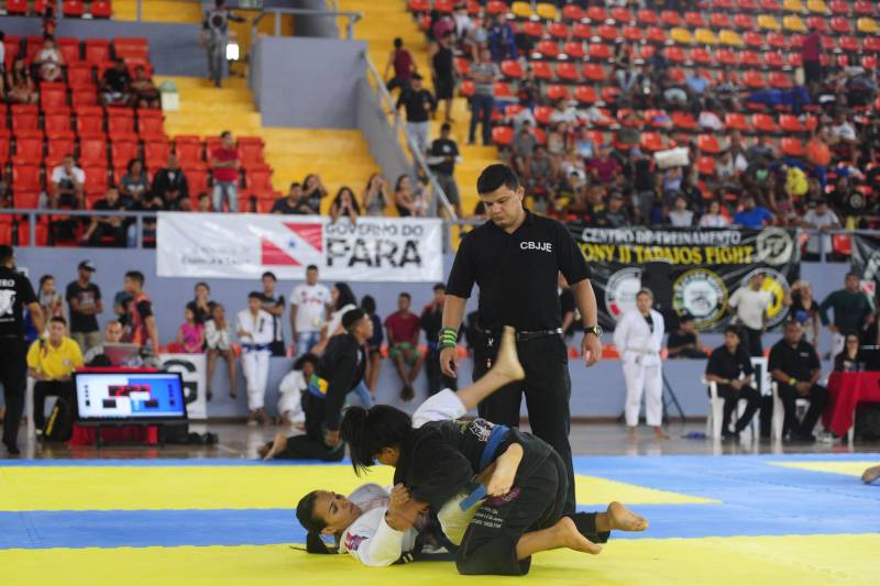 Mais de mil atletas participaram do campeonato Sul-Americano de Jiu-Jitsu Esportivo, realizado neste domingo (25), no Mangueirinho. O evento é parte do calendário da Confederação Brasileira da modalidade e valeu pontos para o ranking nacional, sendo também classificatório para o Mundial de Jiu-Jitsu de 2018.
FOTO: LEANDRO SANTANA / ASCOM SEEL
DATA: 25.03.2018
BELÉM - PARÁ <div class='credito_fotos'>Foto: LEANDRO SANTANA / ASCOM SEEL | <a href='/midias/2018/originais/bf6de0ae-5b02-4310-b573-5c4c112d1a33.jpg' download><i class='fa-solid fa-download'></i> Download</a></div>