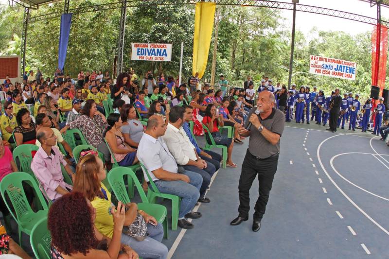 Um painel, no pátio da Escola Estadual de Ensino Médio Ruth Guimarães Ferreira, no distrito de Murinim, em Benevides, mostra 16 alunos da unidade aprovados nos últimos vestibulares. Desses, 12 irão estudar na Universidade Federal do Pará (UFPA). São os primeiros resultados de um processo que começou há nove meses, quando a escola entrou em reforma e ampliação. A nova “Ruth Guimarães Ferreira” foi entregue oficialmente nesta segunda-feira, 26, pelo governador Simão Jatene. Reformada e ampliada, a escola tem agora seis salas de aula; quatro laboratórios (multiuso, multidisciplinar, informática e de leitura); cozinha; refeitório e dispensa; quadra poliesportiva, vestiários feminino e masculino; área de convivência; sala para Atendimento Educacional Especializado (AEE) e acessos para pessoas com deficiência. Espaços de sobra para seus 892 alunos, distribuídos em três turnos do Ensino Médio. A obra custou R$ 2,446 milhões.
FOTO: CRISTINO MARTINS / AG. PARÁ
DATA: 26.03.2018
BENEVIDES - PARÁ <div class='credito_fotos'>Foto: Cristino Martins/Ag. Pará | <a href='/midias/2018/originais/bf6e43da-c8c7-4a3d-8c3d-acdd5695849f.jpg' download><i class='fa-solid fa-download'></i> Download</a></div>