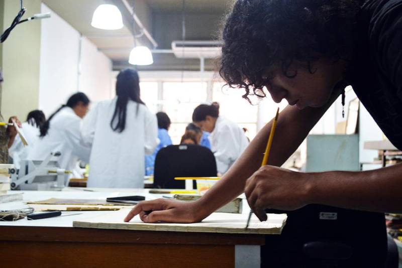 Estão abertas as inscrições para as oficinas (foto) de higienização e restauro de Acervo Bibliográfico do mês março, realizadas no Centur. Até dia 27 de fevereiro as inscrições podem ser feitas no site da Fundação Cultural do Pará (FCP). Todos os meses a Biblioteca Arthur Vianna disponibiliza essas oficinas para que acadêmicos e o público em geral possam aprender a conservar, higienizar e restaurar obras literárias.
FOTO: LUCAS MOTA / ASCOM FCP
DATA: 20.02.2018
BELÉM - PARÁ <div class='credito_fotos'>Foto: LUCAS MOTA / ASCOM FCP | <a href='/midias/2018/originais/bf753607-c427-491d-9c96-e5e8bf8bee6c.jpg' download><i class='fa-solid fa-download'></i> Download</a></div>