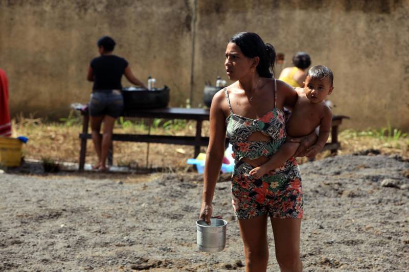 Em Marabá (foto) já são 198 famílias desabrigadas, 58 desalojadas e 194 afetadas. O município conta com cinco abrigos oficiais e dois não oficiais - estruturados pela própria comunidade. As famílias já começaram a receber o benefício eventual por meio das Secretarias Estadual e Municipal de Assistência Social.
FOTO: MÁCIO FERREIRA / AG. PARÁ
DATA: 16.02.2018
MARABÁ - PARÁ <div class='credito_fotos'>Foto: MÁCIO FERREIRA/ AG. PARÁ | <a href='/midias/2018/originais/bf7d18e8-90b0-4ea6-98f8-0b5121ba29d1.jpg' download><i class='fa-solid fa-download'></i> Download</a></div>