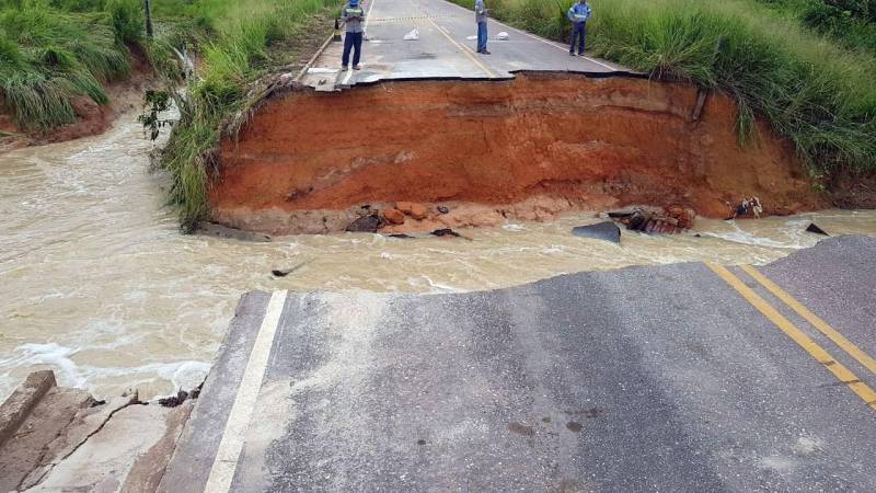 Após as fortes chuvas que têm prejudicado o acesso e a trafegabilidade em algumas rodovias do Pará, a Secretaria de Estado de Transporte (Setran) já identificou e iniciou as ações para recuperar a trafegabilidade das vias. O monitoramento da Secretaria é contínuo e acontece em mais de 7.000 km para garantir, principalmente, o direito de ir e vir dos cidadãos. Até o momento, sete rodovias estão com problemas. A PA-127 teve a interrupção de uma faixa da via em dois trechos. No Km 1, de Igarapé-Açu a Maracanã e no Km 16, da BR-316 a São Domingos do Capim. A interrupção ocorreu após o rompimento das cabeceiras dos bueiros de drenagem. No local, ações emergenciais estão sendo planejadas. Na PA-380, do trecho da BR-361 a Bonito, uma tubulação elevou parte da pista, que foi interrompida, funcionando apenas uma faixa. A situação será analisada para realizar o planejamento da intervenção. Há risco de rompimento total da pista, que encontra-se sinalizada no local de interdição. Na foto, PA-275.

FOTO: ASCOM / SETRAN
DATA: 12.04.2018
PARAGOMINAS - PARÁ <div class='credito_fotos'>Foto: ASCOM SETRAN   |   <a href='/midias/2018/originais/bf90fef2-a48c-476a-8274-398e0a2feddd.jpg' download><i class='fa-solid fa-download'></i> Download</a></div>