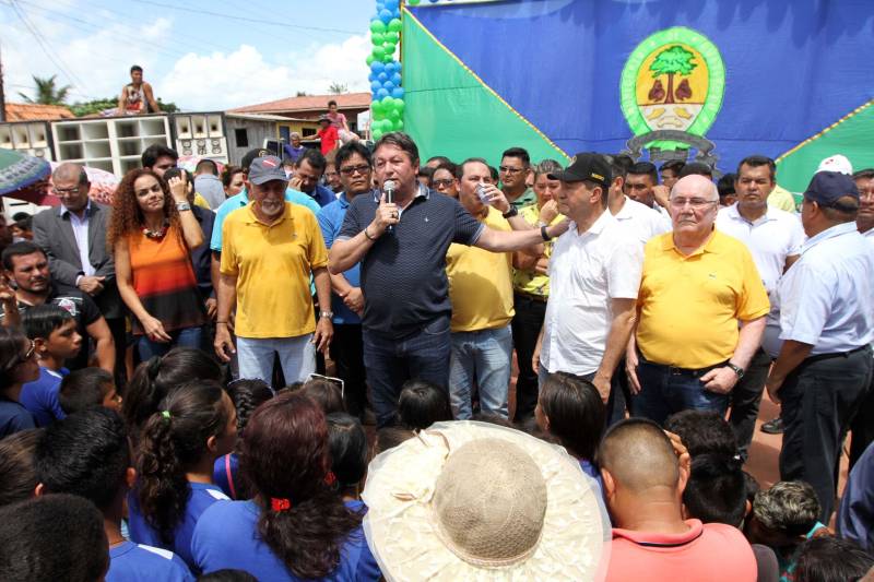 "Agora a população terá um lugar mais organizado, com mais higiene para comprar seu pescado e a sua carne. E pra gente que possui restaurante é melhor ainda, pois além da facilidade de adquirir os alimentos, o mercado também atrai clientes", comemorou Jaqueline Cardoso, 20 anos, que possui um ponto de venda de comidas em frente ao Mercado Municipal José Noronha Monteiro, no distrito de Boa Vista, em Quatipuru, no nordeste paraense. O espaço foi entregue oficialmente à população nesta segunda-feira (19), assim como as obras de pavimentação asfáltica da PA-446 e de cinco pontes em concreto ao longo da rodovia. A cerimônia contou com a presença do governador Simão Jatene, parlamentares, prefeitos da região entre outras autoridades locais. "Essas são importantes obras que vão beneficiar não só a população de Quatipuru, mas de toda a região. E faço questão de ressaltar que em todas elas existe o dinheiro dos impostos que todos nós paraenses pagamos. Esse é o retorno que fazemos questão de dar à população. Nós gestores somos apenas instrumentos desse grande desenvolvimento, quem financia é o povo", afirmou o governador Simão Jatene.
FOTO: CRISTINO MARTINS / AG. PARÁ
DATA: 19.03.2018
QUATIPURU - PARÁ <div class='credito_fotos'>Foto: Cristino Martins/Ag. Pará | <a href='/midias/2018/originais/bf91cfac-204c-46e1-a2a8-230281432900.jpg' download><i class='fa-solid fa-download'></i> Download</a></div>