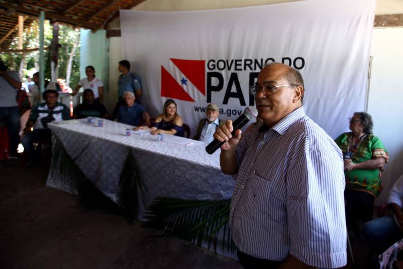 “Ter a posse da terra é a certeza de que nunca iremos perder o nosso direito, que nossos filhos e nossos netos poderão dar continuidade a nossa história em segurança. Foram anos de luta até chegar esse dia, agraciados com a assinatura do nosso título de terra. Só temos a agradecer a todos que fizeram parte disso e a cada um que lutou junto para que hoje isso se tornasse realidade”. A fala emocionada foi de seu Mário Araújo Silva, presidente da Associação Remanescente de Quilombo Espírito Santo, localizada no município do Acará, no nordeste do Estado. Ele assinou, neste sábado (24), junto com o governador Simão Jatene, o título que dá a posse da terra a comunidade. A fala do presidente traduz o sentimento das dezenas de famílias que moram no local, que agora tem a posse legítima do local onde seus antepassados viveram. “Sou filho de mãe negra. Nasci aqui como minha vó, bisavó, que fazem parte da história dessa comunidade que já existe a mais de 300 anos. Na foto, o deputado Nilson Pinto.
FOTO: SIDNEY OLIVEIRA / AG. PARÁ
DATA: 24.03.2018
ACARÁ - PARÁ <div class='credito_fotos'>Foto: Sidney Oliveira/Ag. Pará | <a href='/midias/2018/originais/bf921321-99e6-44fb-aca6-8e15a049cd73.jpg' download><i class='fa-solid fa-download'></i> Download</a></div>