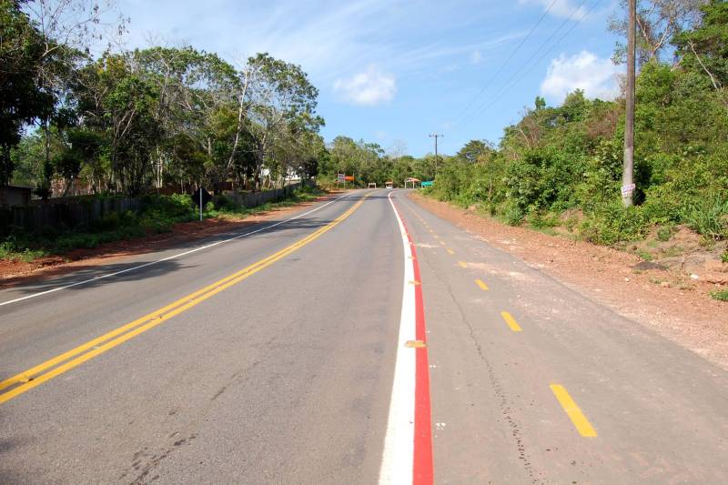 O acesso a um dos principais cartões postais do Pará e do Brasil, a vila balneária de Alter do Chão, localizada a aproximadamente 30 km de Santarém, na região Oeste do Pará, está de cara nova. O Governo do Estado, por meio da Secretaria Estadual de Transportes (Setran), investiu mais de R$ 16 milhões para tornar a PA-457 (Rodovia Everaldo Martins, na foto) mais segura e mais moderna. Agora, quem acessar o ponto turístico ou se deslocar para uma das 18 comunidades que ficam na região do Eixo Forte, encontrarão melhores condições de tráfego. A modernização iniciou pela Rodovia Fernando Guilhon (PA-453), que foi duplicada em 1,2 km, na saída do Rio Tapajós Shopping, com implantação de sinalização vertical e horizontal, além da construção de duas novas rotatórias: uma em frente ao Residencial Salvação, e outra, no entroncamento das duas PA's, ao direcionar o condutor, tendo como ponto de referência a Escola Tecnológica de Santarém.
FOTO: WILLIAM SANTOS / ASCOM CRGBA
DATA: 09.11.2018
SANTARÉM - PARÁ <div class='credito_fotos'>Foto: WILLIAM SANTOS / ASCOM CRGBA | <a href='/midias/2018/originais/bf9967e5-dce8-4163-9594-21cb6b66d689.jpg' download><i class='fa-solid fa-download'></i> Download</a></div>