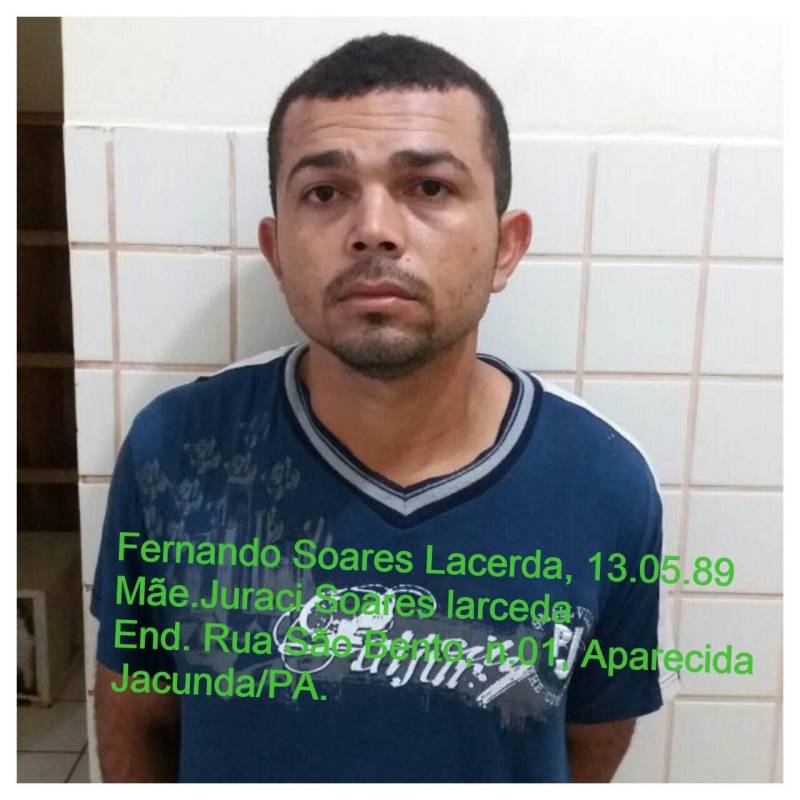 Policiais civis e militares evitaram o arrombamento de um banco no município de Jacundá, no sudeste paraense, prendendo cinco pessoas, na segunda-feira (26). Com os presos foi apreendido farto material usado em arrombamento de cofres e um aparelho eletrônico usado como bloqueador de sinais de telecomunicação. Os acusados foram transferidos para o município de Tucuruí, onde houve a autuação em flagrante nesta terça-feira (27), por associação criminosa. Eles irão responder também por crime de corrupção ativa, por terem oferecido dinheiro aos policiais militares para não serem presos. Na foto, o acusado Fernando Soares Lacerda.
FOTO: ASCOM / POLÍCIA CIVIL
DATA: 27.03.2018
JACUNDÁ - PARÁ <div class='credito_fotos'>Foto: Ascom / Polícia Civil | <a href='/midias/2018/originais/bf9f4011-a3f2-425d-a142-3d6d74353e5b.jpg' download><i class='fa-solid fa-download'></i> Download</a></div>