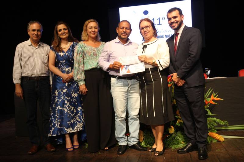 A servidora pública estadual Terezinha Medeiros, 61 anos, que trabalha há 33 na Fundação Santa Casa de Misericórdia do Pará foi a sorteada entre 53 servidores para receber o Prêmio de Servidor Nota 10 de 2018. Ela representa os 107 mil servidores que fazem parte do quadro do Governo do Pará. A premiação aconteceu durante cerimônia realizada na noite desta terça-feira (6), no Teatro Margarida Schivasappa (Centur). Esta foi a 11ª edição do Prêmio Servidor Nota 10.
FOTO: CARLOS SODRÉ / AG. PARÁ
DATA: 06.11.2018
BELÉM - PARÁ <div class='credito_fotos'>Foto: CARLOS SODRÉ / AG. PARÁ | <a href='/midias/2018/originais/bfa24bc9-329c-469f-a270-516a9f3a1c35.jpg' download><i class='fa-solid fa-download'></i> Download</a></div>