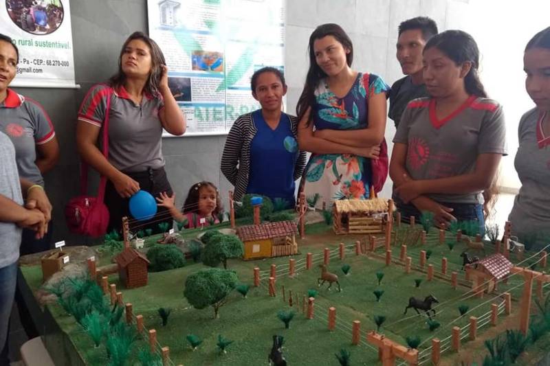 Estagiárias e ex-estagiárias do escritório local da Empresa de Assistência Técnica e Extensão Rural do Estado do Pará (Emater) em Oriximiná, no Baixo Amazonas, alunas do curso de técnica em agropecuária da Escola de Ensino Técnico do Estado do Pará (Eetepa), apresentaram, nessa terça (4), com o apoio da equipe extensionista, um projeto de inovação tecnológica de piscicultura na II ExpoEEtepa, evento iniciado ontem e que se estenderá até quinta-feira (6), na sede do instituto, com o tema “Da Natureza à Tecnologia: Uma Mostra dos Projetos Técnicos e Científicos Desenvolvidos na Eetepa Oriximiná”.

FOTO: ASCOM EMATER
DATA: 05.12.2018
ORIXIMINÁ - PARÁ <div class='credito_fotos'>Foto: ASCOM EMATER   |   <a href='/midias/2018/originais/bfa30d73-4cd8-4d1a-9d08-bb75bedd333d.jpg' download><i class='fa-solid fa-download'></i> Download</a></div>