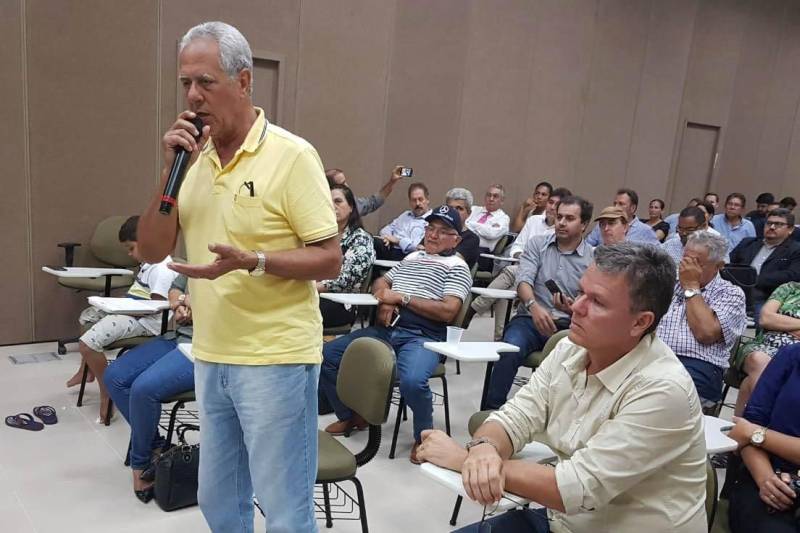 A criação de um patrulhamento rural, com a missão de oferecer mais segurança no campo, é uma das ações que serão postas em prática pelo governo do Estado no Sul e Sudeste do Pará, em atendimento a uma das demandas apresentadas por representantes dos sindicatos de produtores rurais e prefeitos da região, em reunião realizada na tarde de quarta-feira (28), no Carajás Centro de Convenções, em Marabá. O encontro resultou da intermediação do Centro Regional de Governo do Sudeste do Pará com a Secretaria de Estado de Segurança Pública e Defesa Social, em parceria com a Associação dos Municípios do Araguaia, Tocantins e Carajás (Amat). Os produtores puderam expor demandas para os secretários de Segurança Pública e Defesa Social, Luiz Fernandes, e Regional de Governo, Jorge Bittencourt. O comandante Regional de Policiamento em Marabá, coronel Mauro Sérgio, e o delegado-geral de Polícia Civil, Rilmar Firmino também participaram da reunião.
FOTO: KÉLIA SANTOS / ASCOM CRGSP
DATA: 29.03.2018
MARABÁ - PARÁ <div class='credito_fotos'>Foto: KÉLIA SANTOS / ASCOM CRGSP | <a href='/midias/2018/originais/bfa88f67-3ba6-416d-88ca-ffa7b51bfb56.jpg' download><i class='fa-solid fa-download'></i> Download</a></div>
