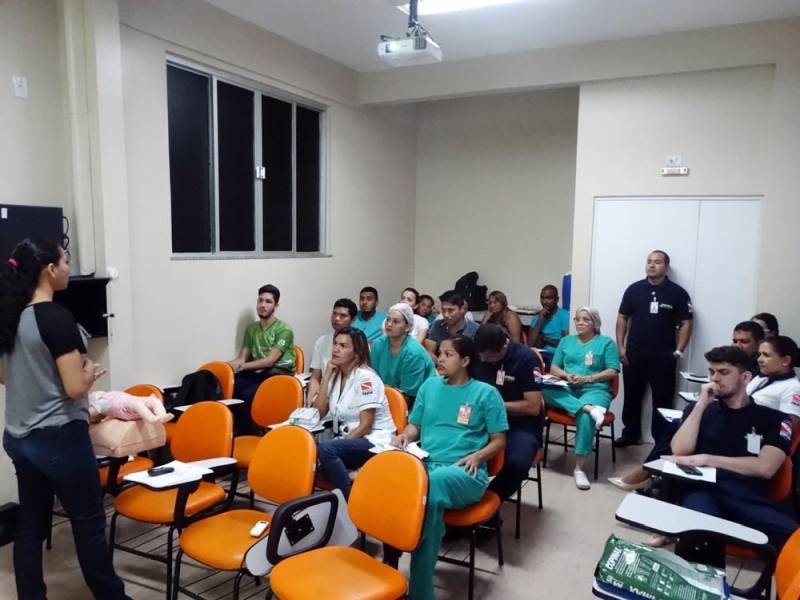 Segurança e prevenção. Essas são palavras que vão ficar na cabeça dos colaboradores do Hospital Público Estadual Galileu (HPEG), localizado em Belém (PA), que fazem parte da brigada de incêndio da unidade. O treinamento (foto), com carga horária de 20h, foi iniciado no dia 24 e encerrou nesta sexta-feira (27) com o técnico em Segurança do Trabalho e bombeiro civil, Jean Farias, e a técnica de enfermagem e bombeira civil, Alessandra Rodrigues. “Neste curso, o diferencial foi ensinarmos sobre primeiros socorros e plano de abandono da unidade, também estamos treinando a brigada para combater princípios de incêndio para que, caso ocorra um sinistro, o fogo não se alastre”, explicou a bombeira civil, Alessandra Rodrigues.
FOTO: ASCOM / HPEG
DATA: 27.04.2018
BELÉM - PARÁ <div class='credito_fotos'>Foto: ASCOM / HPEG | <a href='/midias/2018/originais/bfb003ba-450c-4c43-98d5-0c2ea97178dc.jpg' download><i class='fa-solid fa-download'></i> Download</a></div>