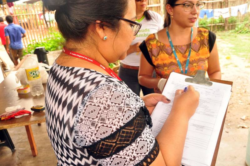 Técnicos da Secretaria de Estado de Saúde Pública (Sespa) e da Secretaria Municipal de Saúde de Barcarena continuaram, nesta quarta-feira (28), com o trabalho de coleta de amostras de água que é consumida pela população das comunidades localizadas às proximidades da área afetada pela contaminação no município de Barcarena. Esse trabalho, que começou com coleta nas comunidades de Vila Nova, Bom Futuro e Bujaruba, está sendo estendido para outras comunidades, à medida que novas denúncias chegam às autoridades de Saúde Ambiental. Nesta quarta-feira, houve coleta de amostras novamente em Bujaruba e, pela primeira vez, na comunidade de Murucupi.
FOTO: JOSÉ PANTOJA / ASCOM SESPA
DATA: 28.02.2018
BELÉM - PARÁ <div class='credito_fotos'>Foto: José Pantoja / Ascom Sespa | <a href='/midias/2018/originais/bfb43e2f-91b4-4fbb-a6fa-5456d55f2565.jpg' download><i class='fa-solid fa-download'></i> Download</a></div>