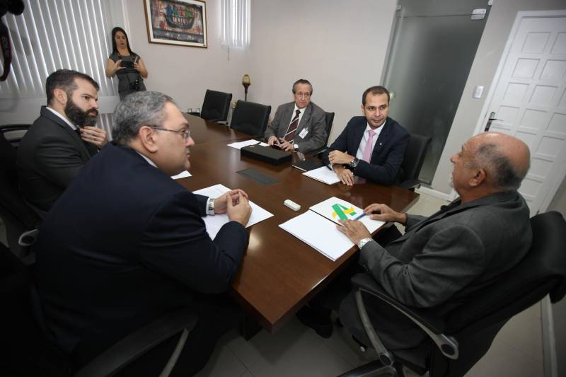 O governo do Pará e o Banco da Amazônia assinaram nesta quarta-feira, 25, um Protocolo de Intenções para união de esforços e atuação compartilhada para o desenvolvimento sustentável do Estado. A assinatura do documento aconteceu no Palácio dos Despachos, com a presença do governador Simão Jatene, do presidente do Banco da Amazônia, Valdecir Tose, do superintendente regional do banco no Pará, Luiz Lourenço Neto, e do secretário de estado de Desenvolvimento Econômico, Mineração e Energia, Eduardo Leão. O documento reforça a parceria existente entre as instituições, prevendo a realização de ações integradas, alinhadas aos Planos de Aplicação de Recursos do Fundo Constitucional de Financiamento do Norte (FNO) e de Aplicação dos Recursos Financeiros do Estado para 2018. “Queremos também mobilizar e integrar as classes produtoras e demais parceiros institucionais para aplicação dos recursos de fomento, em apoio ao desenvolvimento dos setores produtivos do Pará, em bases mais sustentáveis”, disse Valdecir Tose, presidente do Banco da Amazônia.
FOTO: ANTÔNIO SILVA / AG. PARÁ
DATA: 25.04.2018
BELÉM - PARÁ <div class='credito_fotos'>Foto: Antônio Silva/Ag. Pará | <a href='/midias/2018/originais/bfb5b597-9f2a-4508-94bd-a5ce8feb7880.jpg' download><i class='fa-solid fa-download'></i> Download</a></div>