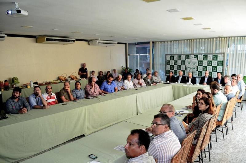 Um programa de inovação tecnológica promete intensificar a pecuária paraense e transformar o Estado no primeiro produtor e exportador de genética superior de bubalinos do Brasil. O Programa de Melhoramento Genético de Búfalos com Inovação para o Estado do Pará (Promebull) é resultado de convênio entre a Secretaria de Estado de Desenvolvimento Agropecuário e da Pesca (Sedap) e a Empresa Brasileira de Pesquisa Agropecuária (Embrapa). O convênio foi firmado nesta terça-feira, 3, na Federação da Agricultura e Pecuária do Pará (Faepa), com a presença do secretário Giovanni Queiroz, do chefe geral da Embrapa Amazônia Oriental, Adriano Venturieri, e de produtores. O Promebull vai utilizar sêmen importado da Índia e da Itália, países que já possuem a base genética de búfalos domésticos, para introduzir genética superior no rebanho paraense e elevar a qualidade dos animais. A Sedap vai financiar a importação de sêmen e a inseminação de búfalas para pequenos produtores e, desta forma, facilitar a importação pelos grandes criadores.
FOTO: ASCOM / SEDAP
DATA: 03.04.2018
BELÉM - PARÁ <div class='credito_fotos'>Foto: Ascom Sedap | <a href='/midias/2018/originais/bfb955ae-11ad-4f5d-95f0-692d053d603d.jpg' download><i class='fa-solid fa-download'></i> Download</a></div>