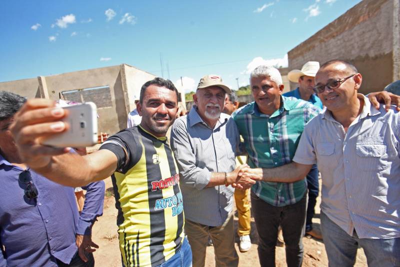 O município de Itaituba, localizado a cerca de 1,3 mil quilômetros de Belém, no sudoeste do Pará, recebeu agenda do Governo do Estado nesta terça-feira (3). O governador Simão Jatene visita uma série de obras no município, entre elas a da escola com 12 salas de aula (foto) que está sendo construída no distrito de Miritituba e do Hospital Regional Público do Tapajós. A comitiva governamental fará inspeção ainda nas obras do novo sistema de abastecimento e tratamento de água da Companhia de Saneamento do Pará (Cosanpa).
FOTO: MARCELO LELIS / AG. PARÁ
DATA: 03.07.2018
ITAITUBA - PARÁ <div class='credito_fotos'>Foto: Marcelo Lelis / Ag. Pará | <a href='/midias/2018/originais/bfbe1bf8-18d5-4cbb-9c3c-72bbbc84bd90.jpg' download><i class='fa-solid fa-download'></i> Download</a></div>