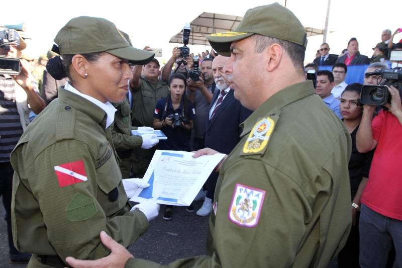 A cerimônia de formatura dos novos praças da Polícia Militar ocorreu na manhã desta segunda-feira (9), simultaneamente, em Belém e outros seis municípios paraenses: Santa Izabel, Castanhal, Barcarena, Capanema, Bragança e Tucuruí. Em Parauapebas, Marabá, Breves, Soure e Conceição do Araguaia, a formatura será celebrada na quinta-feira, dia 12. Na sexta-feira, dia 13, é a vez de Santarém, Altamira, Paragominas e Itaituba. O governador Simão Jatene presidiu a cerimônia de formatura no Portal da Amazônia, bairro da Cidade Velha, em Belém. Milhares de familiares dos formandos lotaram o espaço para entregar aos novos policiais militares seus diplomas de conclusão de curso.
FOTO: CRISTINO MARTINS / AG. PARÁ
DATA: 09.07.2018
BELÉM - PARÁ <div class='credito_fotos'>Foto: Cristino Martins/Ag. Pará | <a href='/midias/2018/originais/bfbffa31-9a62-4a4a-b4d6-3c02dc3abcd5.jpg' download><i class='fa-solid fa-download'></i> Download</a></div>