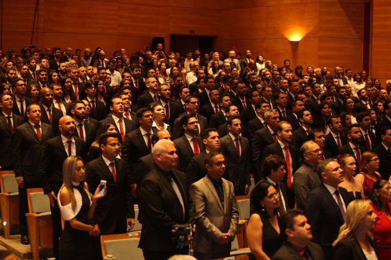 O Pará vai voltar a ter um delegado de polícia para cada município. A posse de 149 novos delegados da Polícia Civil, que aconteceu nesta segunda-feira (26) no Teatro Maria Sylvia Nunes, na Estação das Docas, vai garantir, com sobras, a cobertura completa dos 144 municípios do estado. Aprovados em concurso público, os novos delegados concluíram o curso de Formação da Polícia Civil do Pará no dia 15 deste mês. O curso foi o primeiro do Brasil a incluir sete disciplinas inéditas: Oratória, Atuação Policial frente aos Grupos Vulneráveis, Relacionamento com a Imprensa e Mídias Sociais, Abordagem Psicopatológica do Crime e da Violência, Investigação Financeira no Enfrentamento ao Crime de Lavagem de dinheiro, Noções Básicas de Enfrentamento às Fraudes Veiculares e Linguagem Brasileira de Sinais. O concurso aprovou ainda 300 investigadores, 180 escrivães e 20 papiloscopistas. Os novos policiais civis passaram por quatro meses de formação técnica e profissional na Acadepol. Com a nomeação, o próximo passo será a lotação dos novos servidores públicos nas unidades de Polícia Civil do estado, quando eles saberão em qual região do Pará trabalharão inicialmente.
FOTO: SYDNEY OLIVEIRA / AG. PARÁ
DATA: 26.02.2018
BELÉM - PARÁ <div class='credito_fotos'>Foto: Sidney Oliveira/Ag. Pará | <a href='/midias/2018/originais/bfcafe24-00bc-42f0-90e7-6c7418894da2.jpg' download><i class='fa-solid fa-download'></i> Download</a></div>