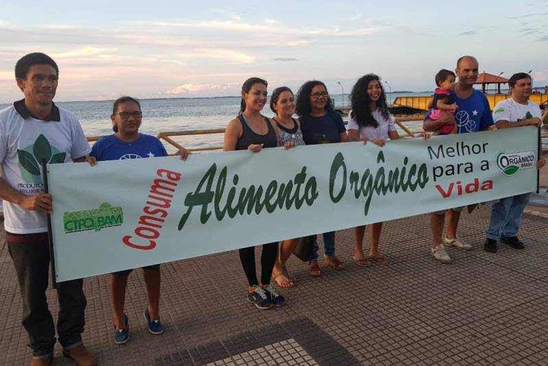 Em Santarém, durante a Semana do Alimento Orgânico, a Emater está atuando especialmente no repasse de informações, como blitz na orla, distribuição de panfletos educativos, além de cursos, feiras orgânicas, palestras e debates, para estudantes e o público em geral.
FOTO: ASCOM EMATER
DATA: 28.05.2018
SANTARÉM - PARÁ <div class='credito_fotos'>Foto: ASCOM EMATER | <a href='/midias/2018/originais/bfce0dc3-7d27-4d37-b000-81374398a8e3.jpg' download><i class='fa-solid fa-download'></i> Download</a></div>
