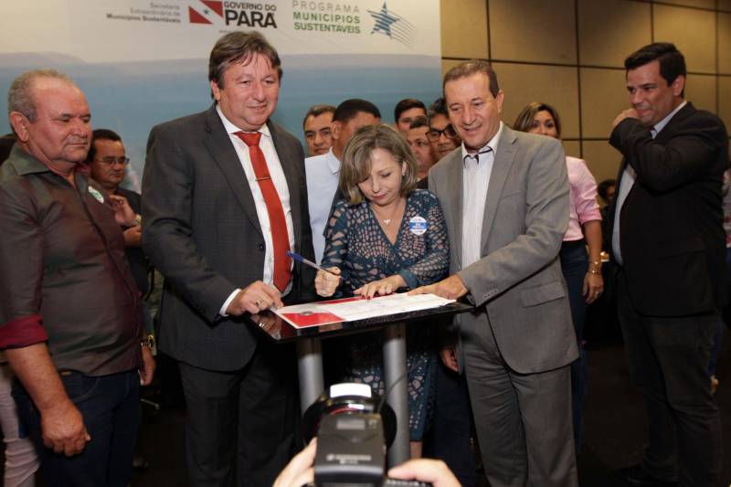 O primeiro dia do Fórum Permanente de Prefeitas e Prefeitos dos Municípios Sustentáveis contou com a participação de 85 prefeitos , 17 vices e 21 secretários municipais dos 141 municípios manifestaram interesse em adotar as diretrizes do programa. Para o governador Simão Jatene, esta grande participação simboliza a união de agentes públicos que colocaram os interesses coletivos acima dos interesses individuais para construir um estado melhor para todos. Com o tema “Gestão Compartilhada”, o evento traz as experiências e os desdobramentos das agendas governamentais que foram planejadas em parceria com as gestões municipais. Através da Secretaria Extraordinária de Municípios Sustentáveis (Semsu) Governo do Pará, por meio da Semsu, investe na capacitação dos municípios para a promoção de uma gestão fiscal eficiente. Para Izabela Jatene, este primeiro dia serviu para sinalizar o quanto os gestores estão preocupados com o equilíbrio da questão fiscal dos municípios e em desenvolver uma governança compartilhada para desenvolver seus municípios.
FOTO: CRISTINO MARTINS / AG. PARÁ
DATA: 07.02.2018
BELÉM - PARÁ <div class='credito_fotos'>Foto: Cristino Martins/Ag. Pará | <a href='/midias/2018/originais/bfd64f5f-8439-4c29-ab24-c1659e075c22.jpg' download><i class='fa-solid fa-download'></i> Download</a></div>
