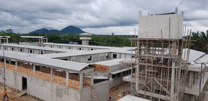 Com área total de mais de nove mil metros quadrados, a nova Cadeia Pública de Redenção (foto), no sudeste paraense, já está com 94,32% da obra concluída. A última etapa consiste no acabamento e equipagem da unidade prisional. A previsão de entrega é para março de 2019. A nova unidade prisional terá capacidade para 306 novas vagas e está orçada em mais de R$ 11 milhões.

FOTO: ASCOM / SUSIPE
DATA: 24.12.2018
REDENÇÃO - PARÁ <div class='credito_fotos'>Foto: ASCOM SUSIPE   |   <a href='/midias/2018/originais/bfd7ec93-9155-4f01-bd2e-65bd493f65b3.jpg' download><i class='fa-solid fa-download'></i> Download</a></div>
