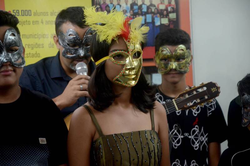 O estande da Secretaria de Estado de Educação (Seduc) já está em pleno funcionamento na 22ª Feira Pan-Amazônica do Livro, no Hangar Convenções e Feiras da Amazônia, em Belém. A feira que abriu na manhã deste sábado (2) e faz homenagem ao país Colômbia. Na foto, estudantes da Escola Estadual Antônio Gomes Moreira Júnior trouxeram para a Feira do Livro o espetáculo lítero-teatral “Parodiando Shakespeare em verso e prosa”.
FOTO: RAI PONTES / ASCOM SEDUC
DATA: 02.06.2018
BELÉM - PARÁ <div class='credito_fotos'>Foto: Rai Pontes/Ascom Seduc | <a href='/midias/2018/originais/bfd8a420-d85a-4953-9646-bec9cb24d00c.jpg' download><i class='fa-solid fa-download'></i> Download</a></div>