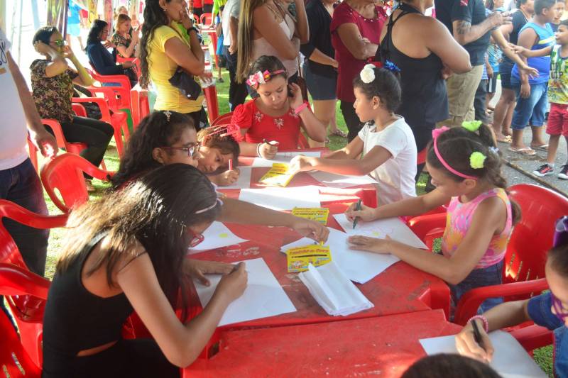 Uma tarde para não sair da memória de centenas de crianças que participaram na tarde desta sexta-feira, 7, do Natal com Segurança (foto) promovido pela Secretaria de Estado de Segurança Pública e Defesa Social (Segup). Com olhos atentos para o céu, meninos e meninas receberam com emoção o delegado de polícia que se tornou Papai Noel por um dia. Ele chegou ao Portal da Amazônia em um helicóptero do Grupamento Aéreo de Segurança Pública (Graesp) causando emoção aos presentes.

FOTO: ELIELSON MODESTO / ASCOM SUSIPE
DATA: 08.12.2018
BELÉM - PARÁ <div class='credito_fotos'>Foto: Elielson Modesto / Ascom Segup   |   <a href='/midias/2018/originais/bfd97fcd-98a6-40df-8214-c2dc361cc50f.jpg' download><i class='fa-solid fa-download'></i> Download</a></div>