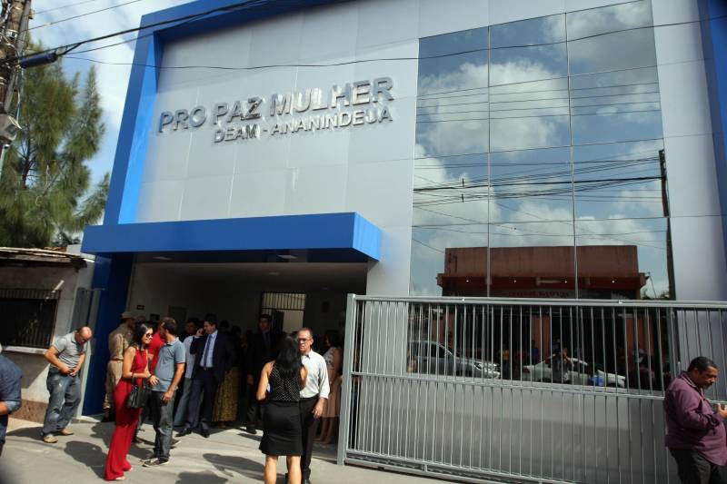 O Governo do Estado entregou nesta sexta-feira, 26, mais uma unidade Pro Paz Mulher (foto). O governador Simão Jatene fez a entrega do novo espaço, que fica em Ananindeua, na Região Metropolitana de Belém e visa ampliar o atendimento humanizado e integral às mulheres em situação de violência de gênero. “Não é apenas um espaço de atendimento às mulheres, mas é, antes de tudo, um espaço de construção da cultura da paz”, disse o governador durante a inauguração.
FOTO: SIDNEY OLIVEIRA / AG. PARÁ
DATA: 26.10.2018
ANANINDEUA - PARÁ <div class='credito_fotos'>Foto: Sidney Oliveira/Ag. Pará | <a href='/midias/2018/originais/bfda8533-8233-420f-817b-62a56d6c954c.jpg' download><i class='fa-solid fa-download'></i> Download</a></div>
