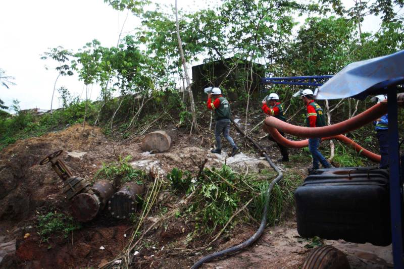 Iniciou neste sábado, 24, o prazo que o Governo do Estado deu para que a empresa de alumínio Hydro Alunorte adote procedimentos e mecanismos seguros ambientalmente, a fim de que as bacias de resíduos da empresa baixem os níveis em pelo menos um metro – o que é definido tecnicamente como padrão de segurança com comprovação permanente da redução e manutenção dos níveis. Uma equipe de fiscalização da Secretaria de Estado de Meio Ambiente e Sustentabilidade (Semas) está no município para fazer o monitoramento dos níveis das bacias do sistema de tratamento dos rejeitos da Bauxita. "Vamos montar equipes para, de duas em duas horas, avaliar o nível das bacias. Em caso de chuva o monitoramento será feito de uma em uma hora", explicou Rejiane Santos, geóloga da Diretoria de Licenciamento Ambiental da Semas.
FOTO: IGOR BRANDÃO / AG PARÁ
DATA: 24.02.2018
BELÉM - PARÁ
<div class='credito_fotos'>Foto: IGOR BRANDÃO / AG. PARÁ | <a href='/midias/2018/originais/bfe1147a-c040-4f13-9e6c-8ca5c44ef641.jpg' download><i class='fa-solid fa-download'></i> Download</a></div>