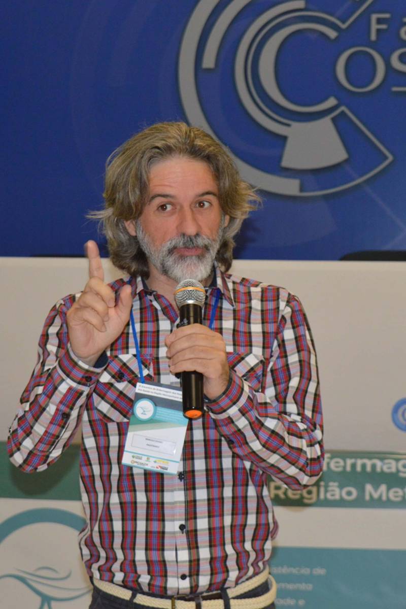 O autor do livro 'SAE Descomplicada - Sistematização da Assistência de Enfermagem' e doutor em Ciências pela Escola de Enfermagem da Universidade de São Paulo (USP), Marcelo Chanes (foto), foi o palestrante do III Encontro de Enfermagem dos Hospitais Públicos da Pró-Saúde na Região Metropolitana de Belém. O Encontro aconteceu nesta quarta-feira (4), no auditório da Faculdade Cosmopolita, no bairro da Marambaia, e reuniu 130 profissionais da área de enfermagem dos hospitais públicos Metropolitano de Urgência e Emergência (HMUE), Estadual Galileu (HPEG) e Oncológico Infantil Octávio Lobo, além de convidados dos dez hospitais geridos pela Pró-Saúde na capital e no interior do estado do Pará.
FOTO: ASCOM / HPEG
DATA: 04.07.2018
BELÉM - PARÁ <div class='credito_fotos'>Foto: ASCOM / HPEG | <a href='/midias/2018/originais/bfe41bbe-a581-4bac-aa6e-977715bfb168.jpg' download><i class='fa-solid fa-download'></i> Download</a></div>