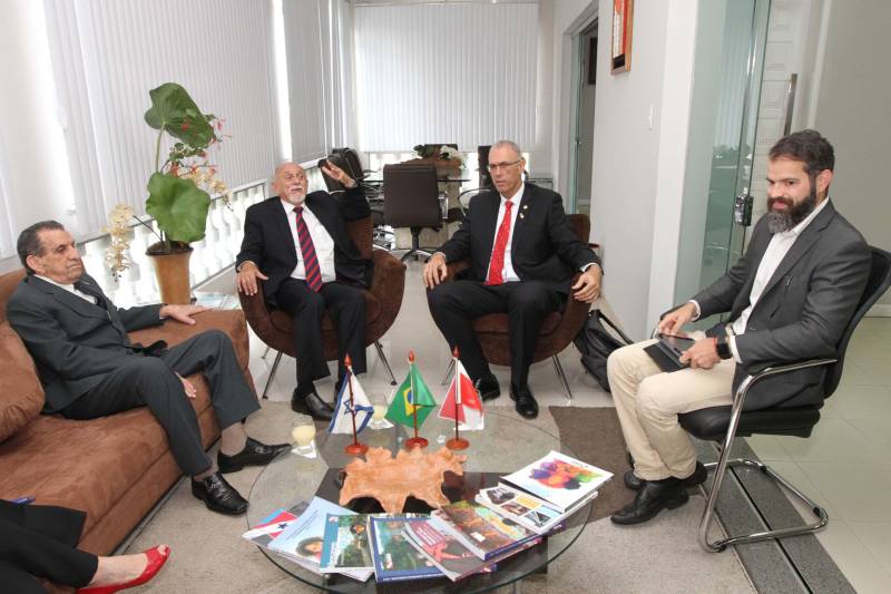 Segurança, tecnologia, educação e recursos hídricos foram alguns dos temas em pauta durante encontro entre o governador Simão Jatene e o embaixador de Israel no Brasil, Yossi Shelley, na tarde desta quarta-feira (13), no Palácio do Governo, em Belém. A reunião também contou presença do presidente do Centro Israelita do Pará, Marcos Soares e dos representantes da comunidade israelita, Ana Bentes Bloch e Elias Ramiro Bentes. Com a visita, o País do oriente médio busca estreitar as relações com o Estado e iniciar a construção de parcerias e cooperações em setores estratégicos como ciência, tecnologia e conhecimento. Entre os temas debatidos está a questão da segurança. Israel possui, por exemplo, uma grande expertise em tecnologias utilizadas na área. “Temos um grande conhecimento no que diz respeito à tecnologia para a segurança. Apresentamos algumas utilizadas em nosso País, como softwares de monitoramento, rastreamento, entre outros, que podem ser interessantes para o governo do Pará”, afirmou o embaixador Yossi Shelley. As possibilidades de contribuição também incluem intercâmbios e capacitação profissional na área.

FOTO: CRISTINO MARTINS / AG. PARÁ
DATA: 13.06.2018
BELÉM - PARÁ <div class='credito_fotos'>Foto: Cristino Martins/Ag. Pará   |   <a href='/midias/2018/originais/bfea21c6-e4e3-4f59-9780-e608e001fa72.jpg' download><i class='fa-solid fa-download'></i> Download</a></div>