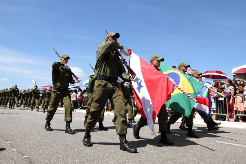 A cerimônia de formatura dos novos praças da Polícia Militar ocorreu na manhã desta segunda-feira (9), simultaneamente, em Belém e outros seis municípios paraenses: Santa Izabel, Castanhal, Barcarena, Capanema, Bragança e Tucuruí. Em Parauapebas, Marabá, Breves, Soure e Conceição do Araguaia, a formatura será celebrada na quinta-feira, dia 12. Na sexta-feira, dia 13, é a vez de Santarém, Altamira, Paragominas e Itaituba. O governador Simão Jatene presidiu a cerimônia de formatura no Portal da Amazônia, bairro da Cidade Velha, em Belém. Milhares de familiares dos formandos lotaram o espaço para entregar aos novos policiais militares seus diplomas de conclusão de curso.
FOTO: CRISTINO MARTINS / AG. PARÁ
DATA: 09.07.2018
BELÉM - PARÁ <div class='credito_fotos'>Foto: Cristino Martins/Ag. Pará | <a href='/midias/2018/originais/bffc1bc9-eda2-474e-bd07-3340337c1da9.jpg' download><i class='fa-solid fa-download'></i> Download</a></div>
