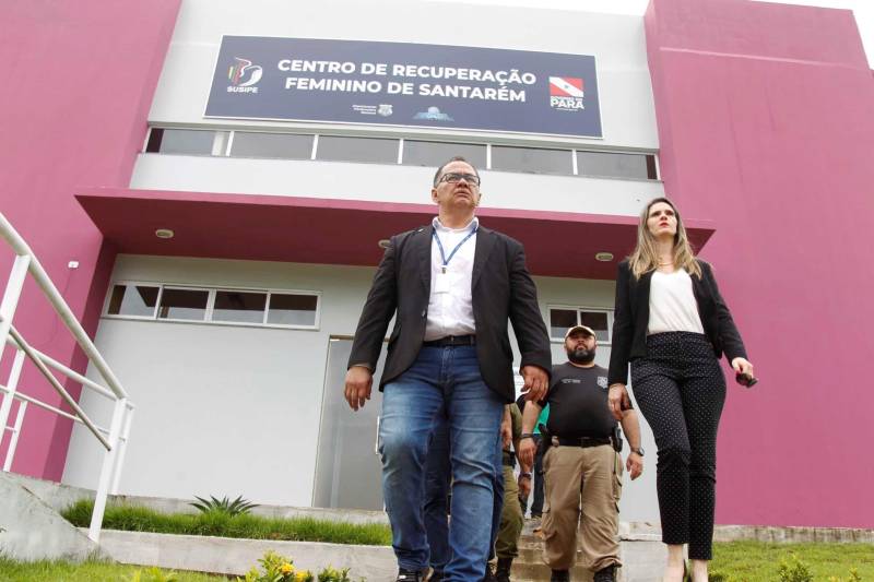 A região oeste do Pará ganhou, nesta sexta-feira (6), o primeiro Centro de Recuperação Feminino (CRF), localizado no complexo penitenciário Silvio Hall de Moura, no município de Santarém. A nova unidade prisional disponibiliza 86 vagas e vai garantir atendimento diferenciado e humanizado às mulheres custodiadas pela Superintendência do Sistema Penitenciário do Estado (Susipe). A unidade conta com dois blocos carcerários, com 13 celas coletivas (capacidade para seis vagas cada), uma cela para Pessoa com Deficiência (PCD) com duas vagas, quatro celas individuais e duas celas de visita íntima. Conta, ainda, com sala de amamentação, sala de vacinação, brinquedoteca, consultórios médicos, refeitório, salas de aula e bloco para capacitação profissional e um berçário para detentas grávidas e/ou lactantes e seus bebês. A obra foi realizada em convênio entre Governo do Estado e o Departamento Penitenciário Nacional (Depen), com investimento total de R$ 5.487.414,65, com R$ 2.852.026,89 de contrapartida do Estado. O superintendente da Susipe, coronel PM Rosinaldo da Silva Conceição (c), informa que além da unidade de Santarém, outras 14 obras estão em andamento, representando mais de quatro mil novas vagas no sistema penitenciário.
FOTO: AKIRA ONUMA / ASCOM SUSIPE
DATA: 06.04.2018
BELÉM - PARÁ <div class='credito_fotos'>Foto: Akira Onuma / Ascom Susipe | <a href='/midias/2018/originais/c003c3ba-72f2-4d1f-9b34-33b9c4448080.jpg' download><i class='fa-solid fa-download'></i> Download</a></div>